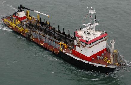 Hydraulic cylinders for dredging vessels